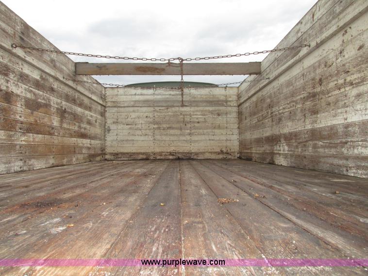 image for item G9937 1971 Ford LN600 Custom Cab grain truck