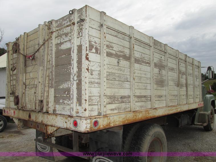 image for item G9937 1971 Ford LN600 Custom Cab grain truck