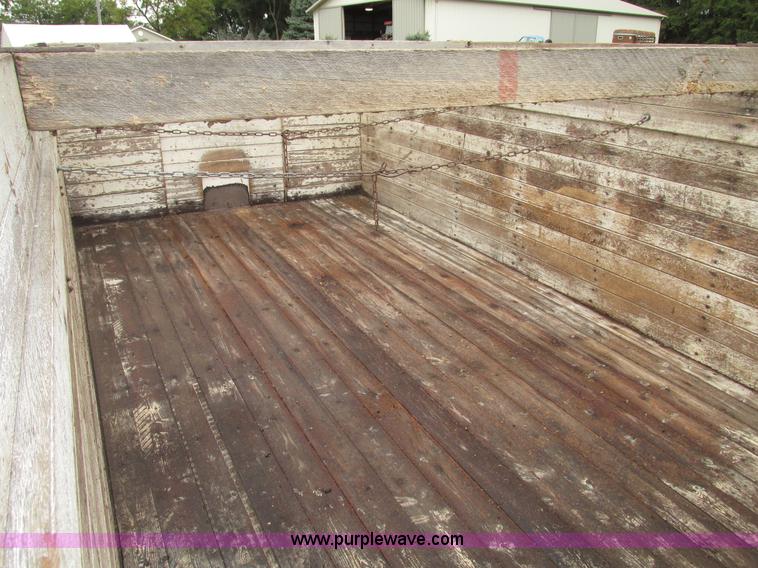 image for item G9937 1971 Ford LN600 Custom Cab grain truck