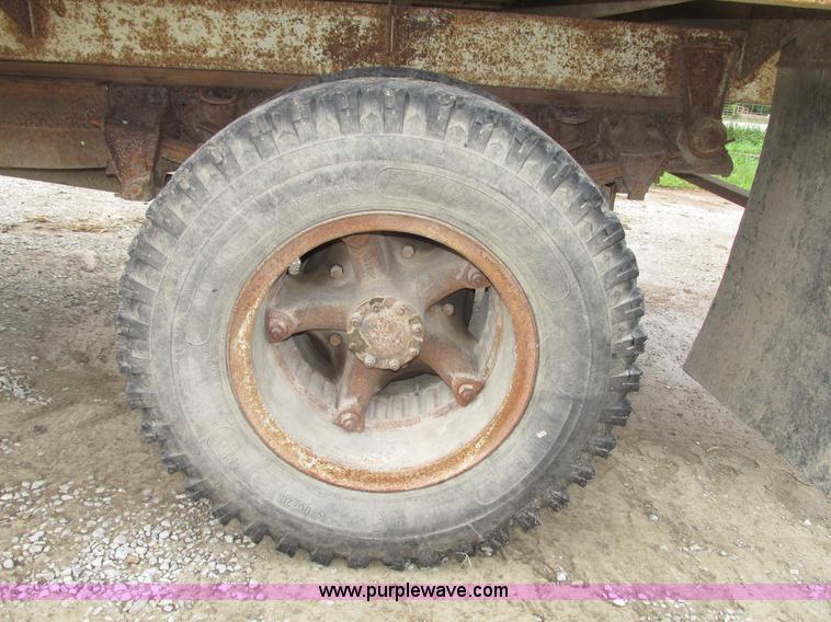 image for item G9937 1971 Ford LN600 Custom Cab grain truck