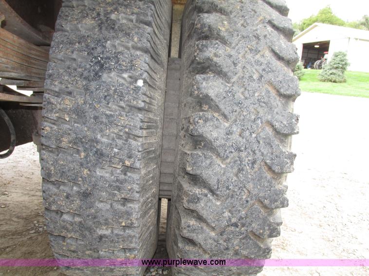 image for item G9937 1971 Ford LN600 Custom Cab grain truck