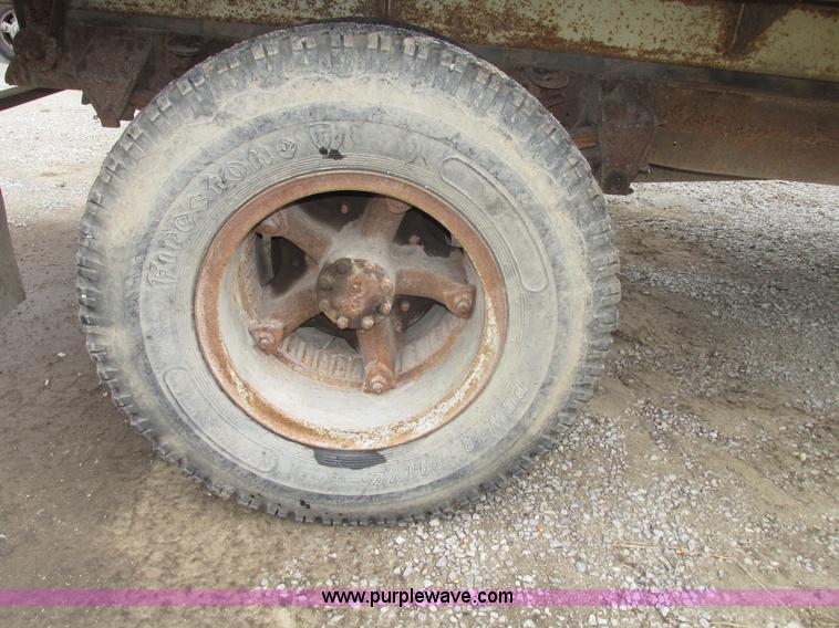 image for item G9937 1971 Ford LN600 Custom Cab grain truck