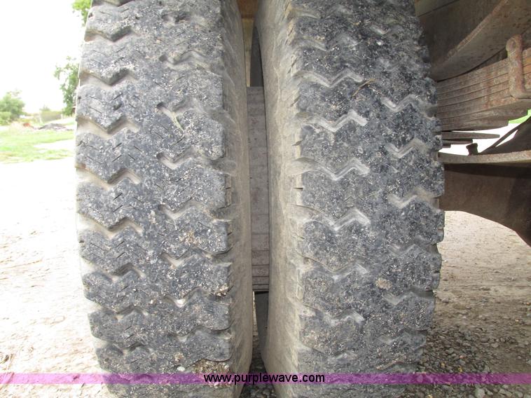 image for item G9937 1971 Ford LN600 Custom Cab grain truck