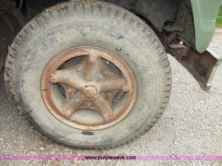 image for item G9937 1971 Ford LN600 Custom Cab grain truck