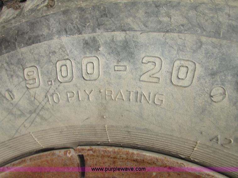 image for item G9937 1971 Ford LN600 Custom Cab grain truck