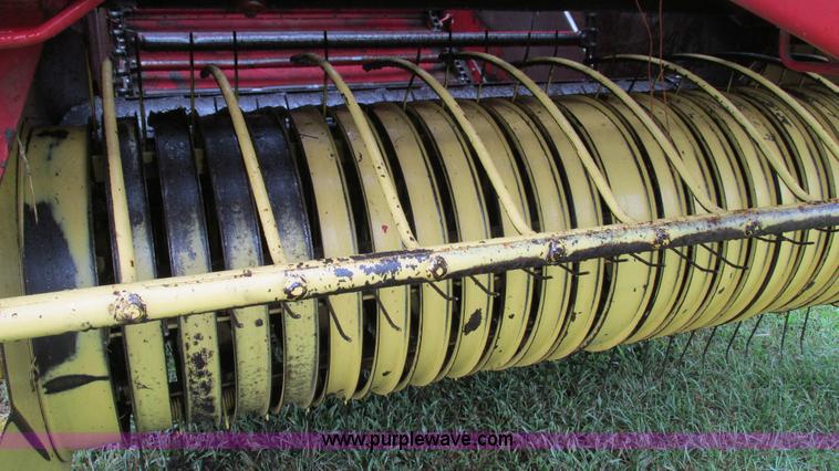 image for item I3225 1989 New Holland 853 round baler