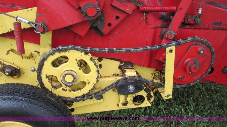 image for item I3225 1989 New Holland 853 round baler