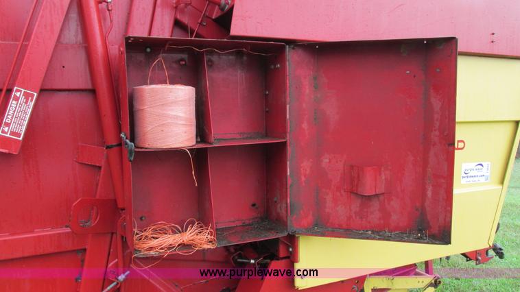 image for item I3225 1989 New Holland 853 round baler