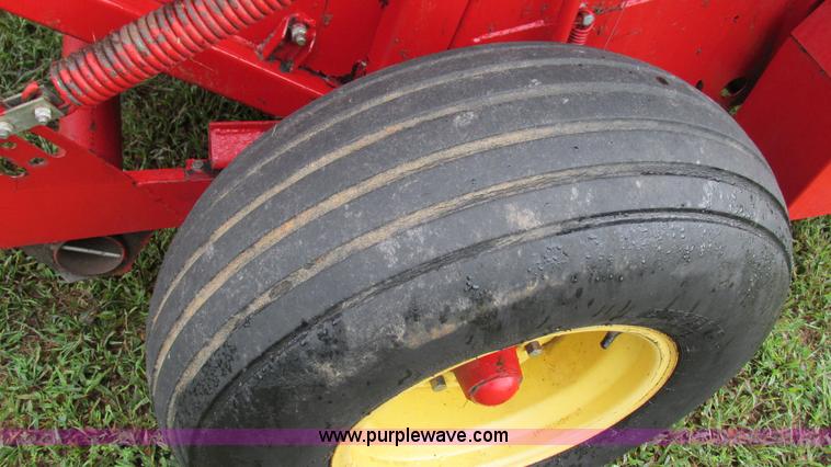 image for item I3225 1989 New Holland 853 round baler