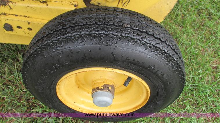 image for item I3225 1989 New Holland 853 round baler