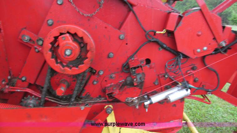 image for item I3225 1989 New Holland 853 round baler