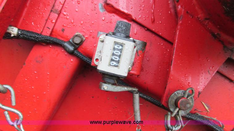 image for item I3225 1989 New Holland 853 round baler