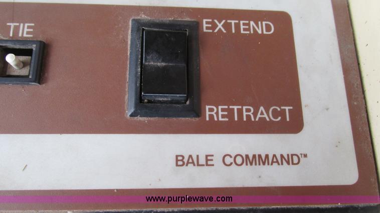 image for item I3225 1989 New Holland 853 round baler