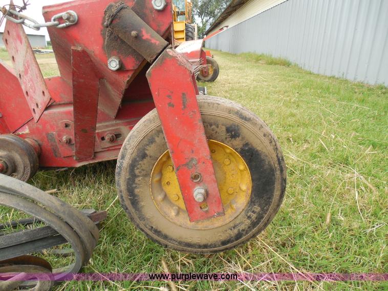 image for item I3324 Melroe pickup unit