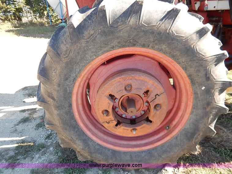 image for item I5396 International Farmall 656 tractor