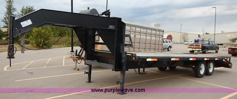 image for item I5400 2001 Lone-star 21' gooseneck flatbed trailer