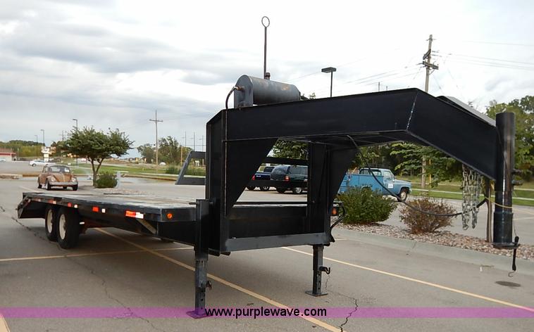 image for item I5400 2001 Lone-star 21' gooseneck flatbed trailer