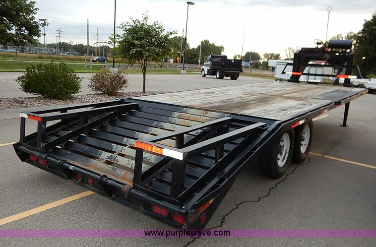 image for item I5400 2001 Lone-star 21' gooseneck flatbed trailer