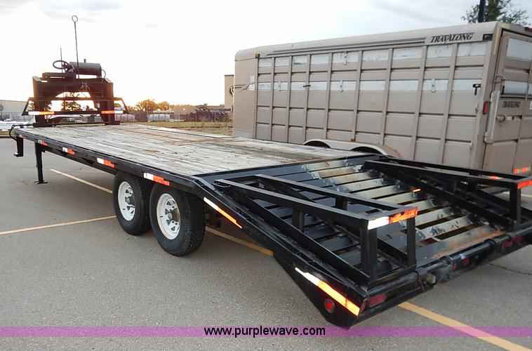 image for item I5400 2001 Lone-star 21' gooseneck flatbed trailer