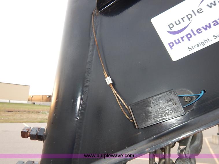 image for item I5400 2001 Lone-star 21' gooseneck flatbed trailer