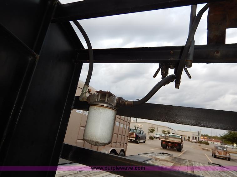 image for item I5400 2001 Lone-star 21' gooseneck flatbed trailer