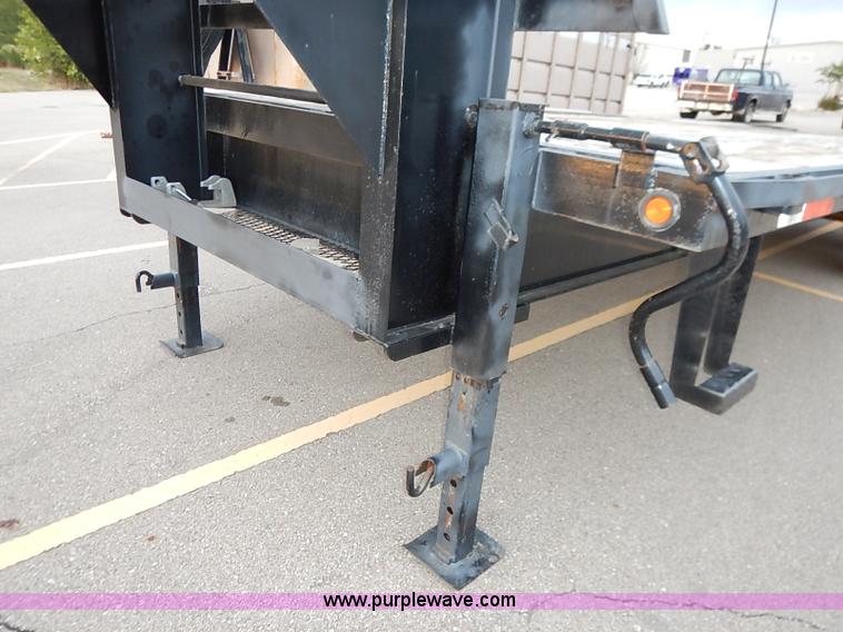 image for item I5400 2001 Lone-star 21' gooseneck flatbed trailer