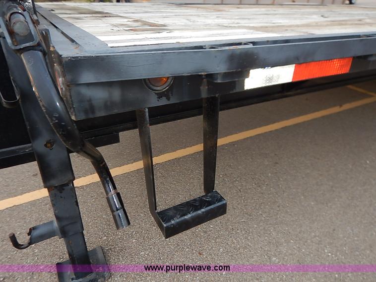 image for item I5400 2001 Lone-star 21' gooseneck flatbed trailer