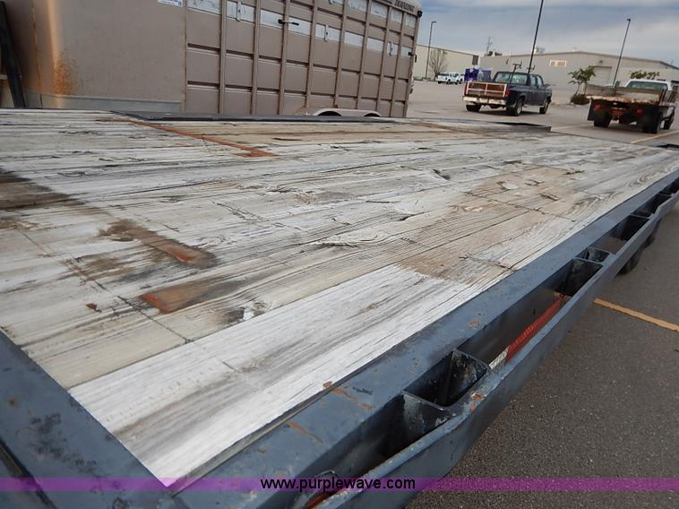image for item I5400 2001 Lone-star 21' gooseneck flatbed trailer