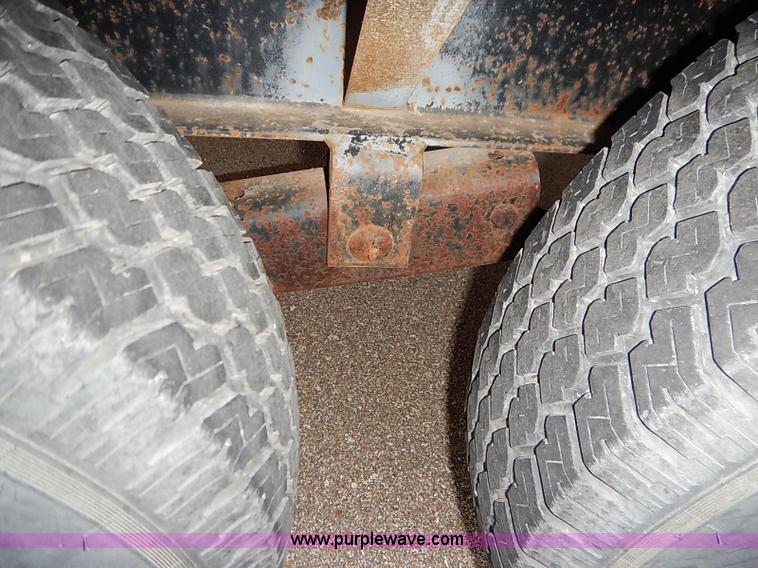 image for item I5400 2001 Lone-star 21' gooseneck flatbed trailer