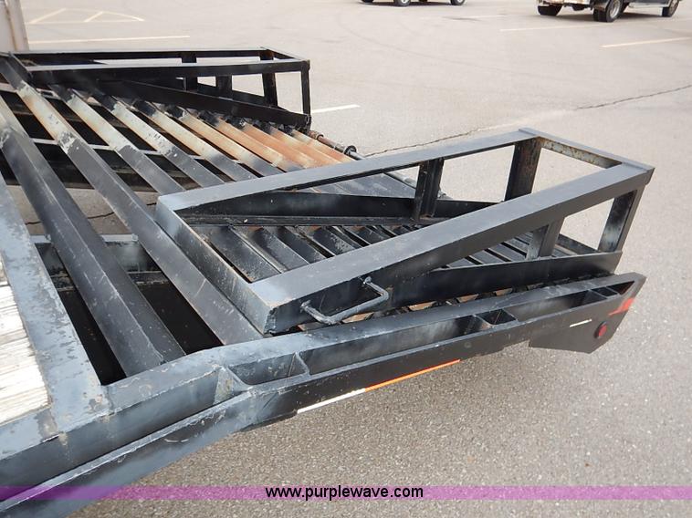 image for item I5400 2001 Lone-star 21' gooseneck flatbed trailer