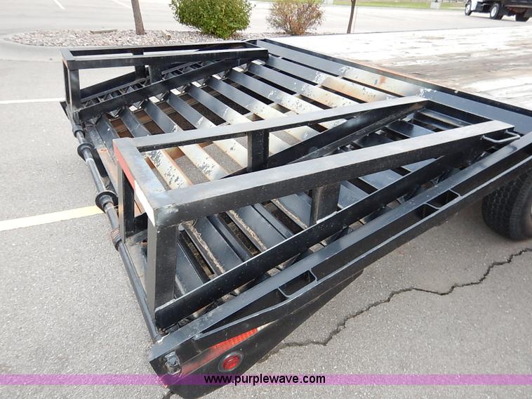image for item I5400 2001 Lone-star 21' gooseneck flatbed trailer