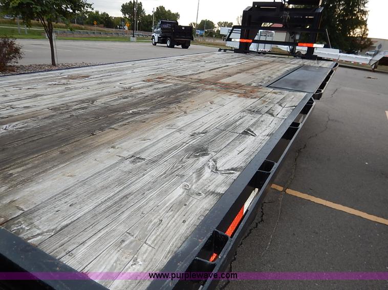 image for item I5400 2001 Lone-star 21' gooseneck flatbed trailer