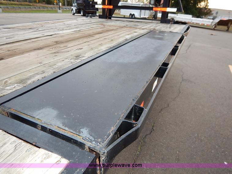 image for item I5400 2001 Lone-star 21' gooseneck flatbed trailer