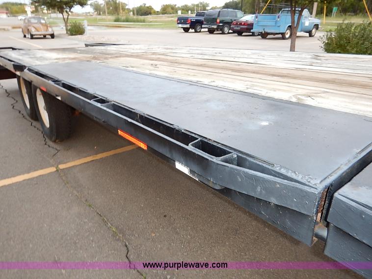 image for item I5400 2001 Lone-star 21' gooseneck flatbed trailer