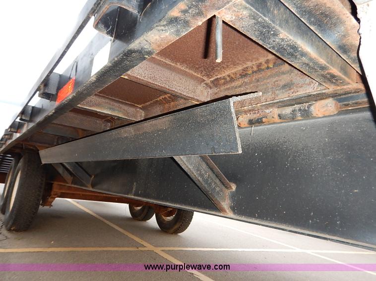 image for item I5400 2001 Lone-star 21' gooseneck flatbed trailer