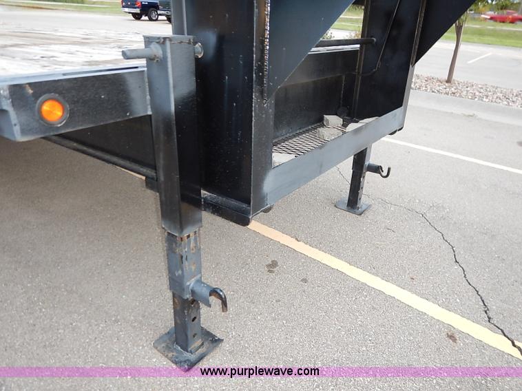 image for item I5400 2001 Lone-star 21' gooseneck flatbed trailer