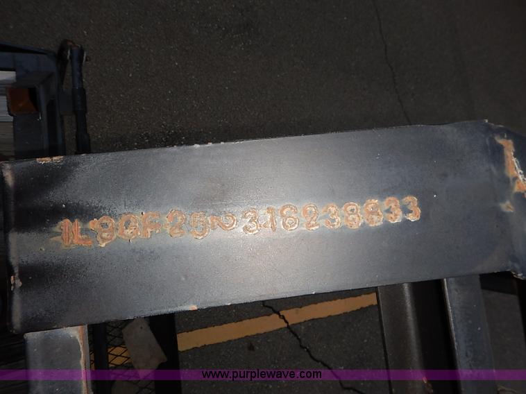 image for item I5400 2001 Lone-star 21' gooseneck flatbed trailer