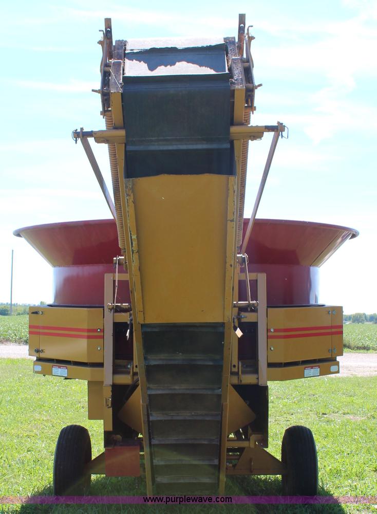 image for item I5772 HayBuster H1000 big bite tub grinder