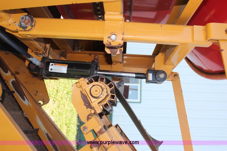 image for item I5772 HayBuster H1000 big bite tub grinder