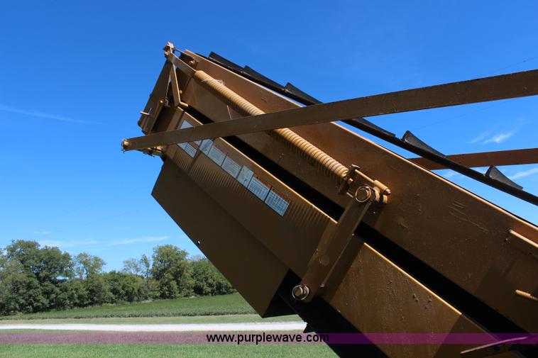 image for item I5772 HayBuster H1000 big bite tub grinder