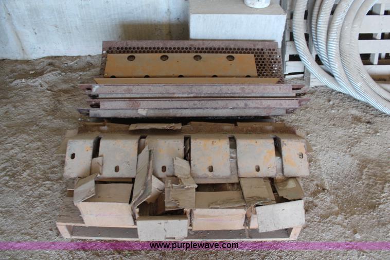 image for item I5772 HayBuster H1000 big bite tub grinder