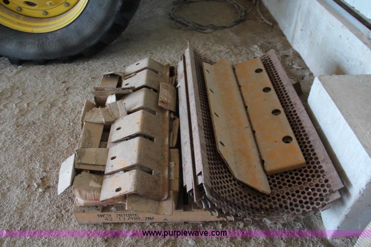 image for item I5772 HayBuster H1000 big bite tub grinder