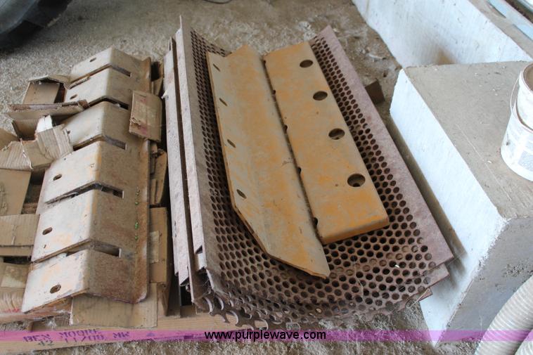 image for item I5772 HayBuster H1000 big bite tub grinder