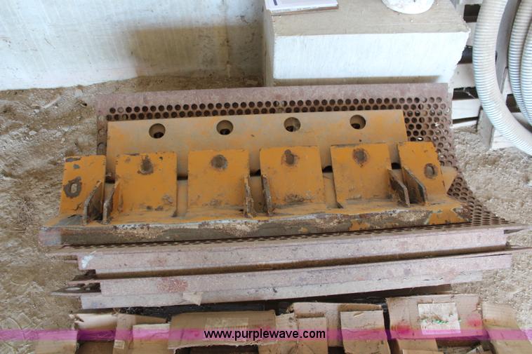 image for item I5772 HayBuster H1000 big bite tub grinder