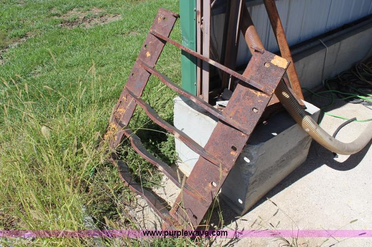 image for item I5772 HayBuster H1000 big bite tub grinder