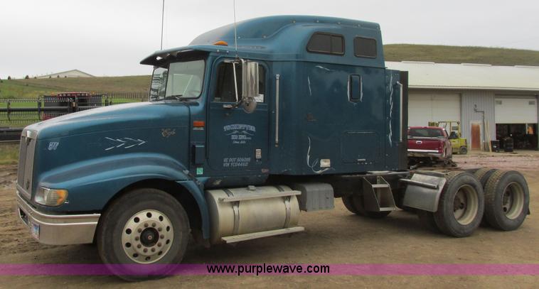 image for item I6104 2000 International 9400 Eagle semi truck