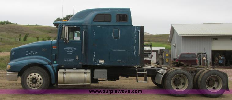 image for item I6104 2000 International 9400 Eagle semi truck
