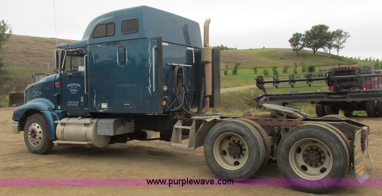 image for item I6104 2000 International 9400 Eagle semi truck