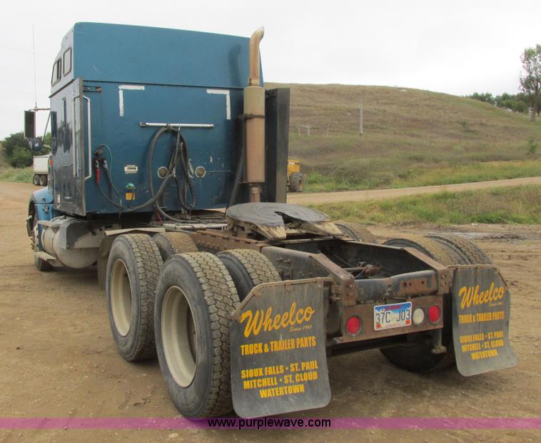 image for item I6104 2000 International 9400 Eagle semi truck