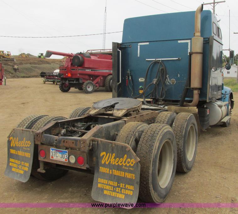 image for item I6104 2000 International 9400 Eagle semi truck